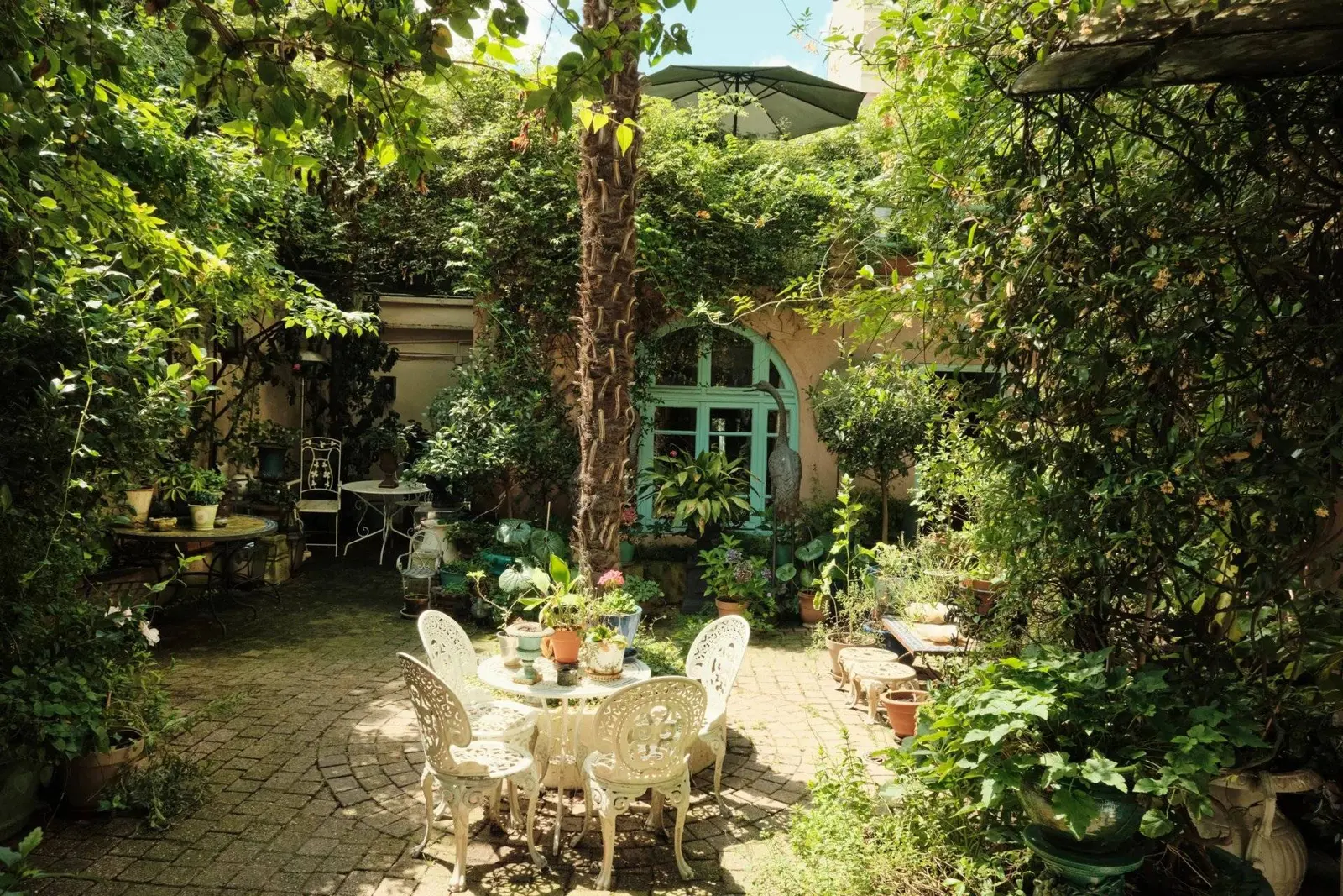 La campagne à Paris : une maison dans un écrin de verdure — Paris 18ᵉ