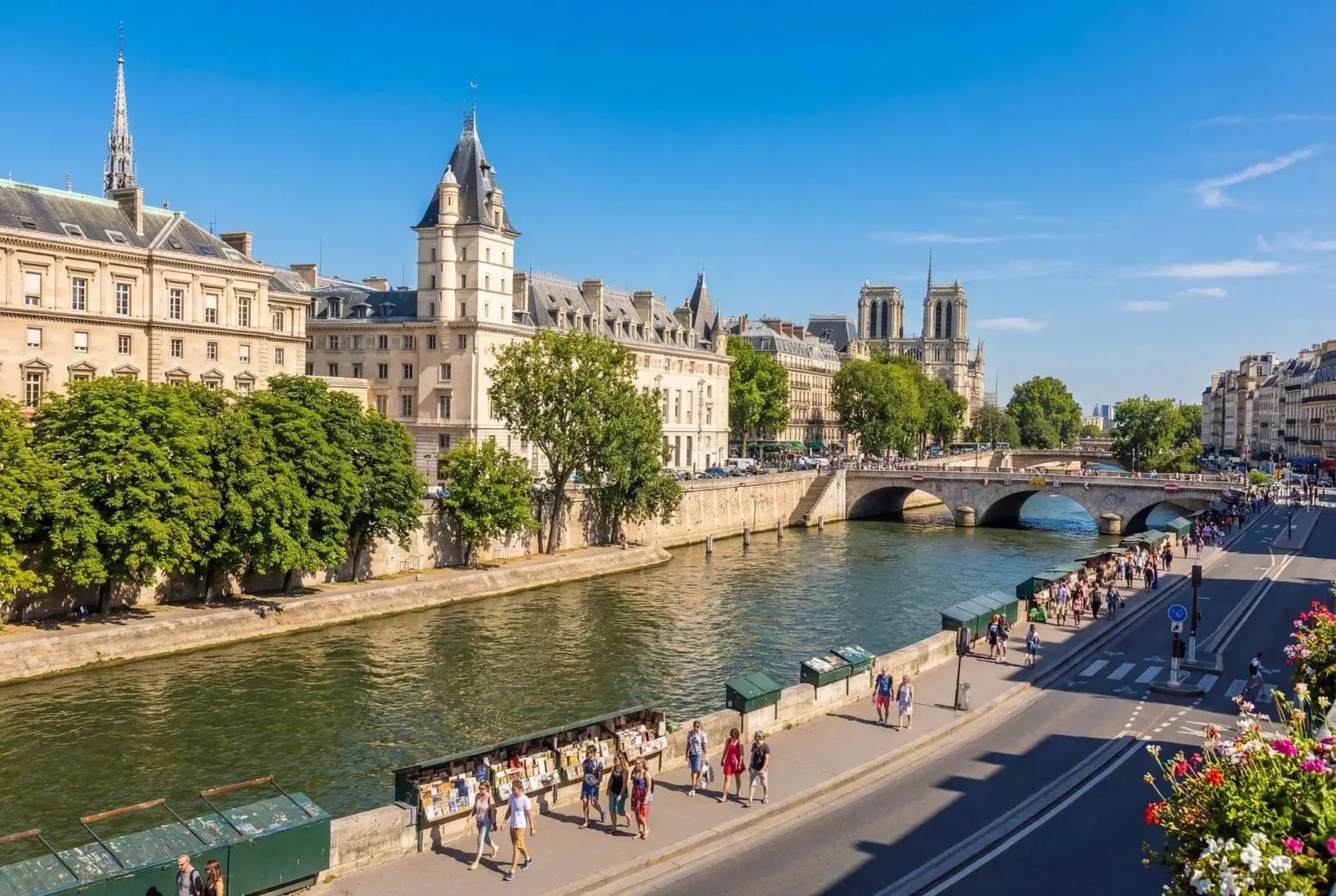 Quai des Grands-Augustins : un appartement avec une vue panoramique — Paris 6ᵉ