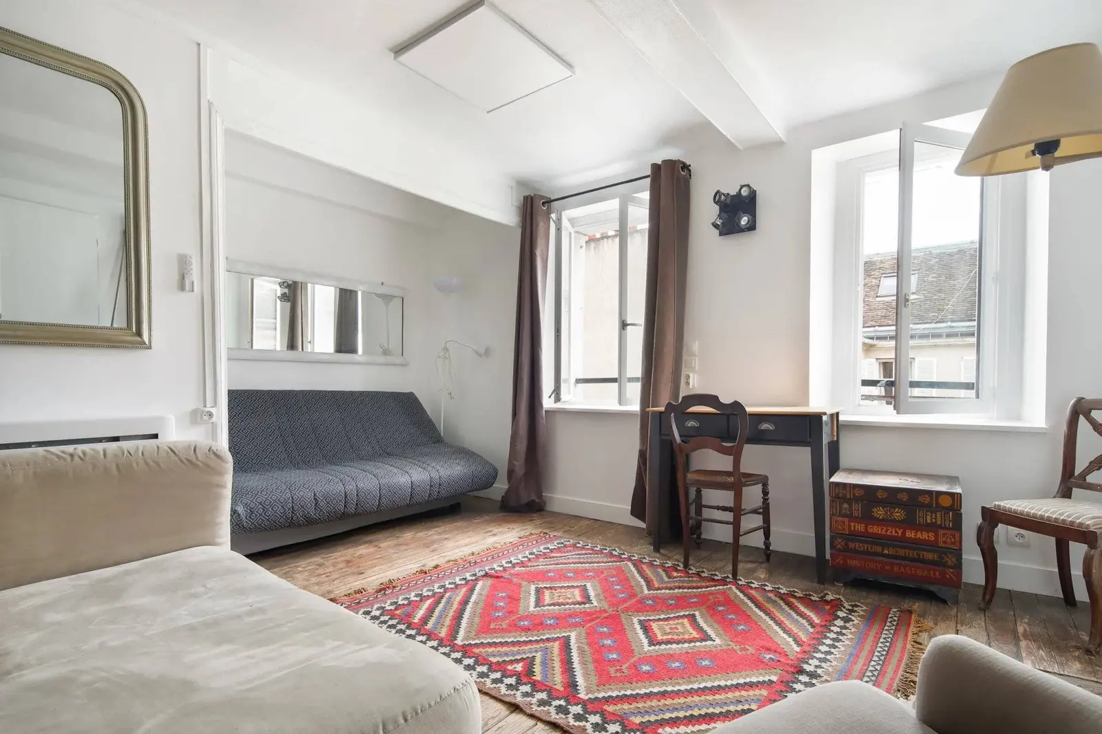 Rue de Tournon : un studio meublé sur cour — Paris 6ᵉ