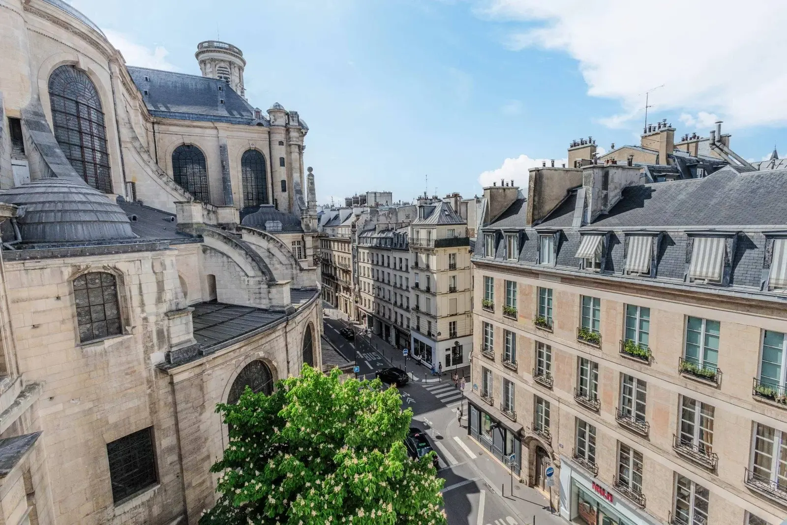 Un pied-à-terre d’exception face à l’église Saint-Sulpice — Paris 6ᵉ
