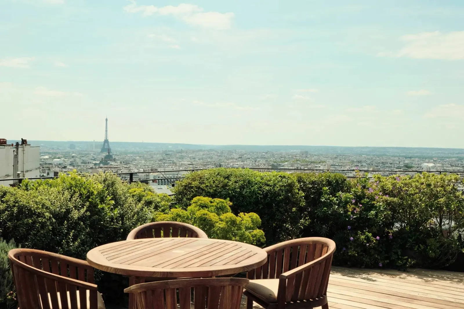 Une terrasse plantée avec vue spectaculaire à Montmartre — Paris 18ᵉ